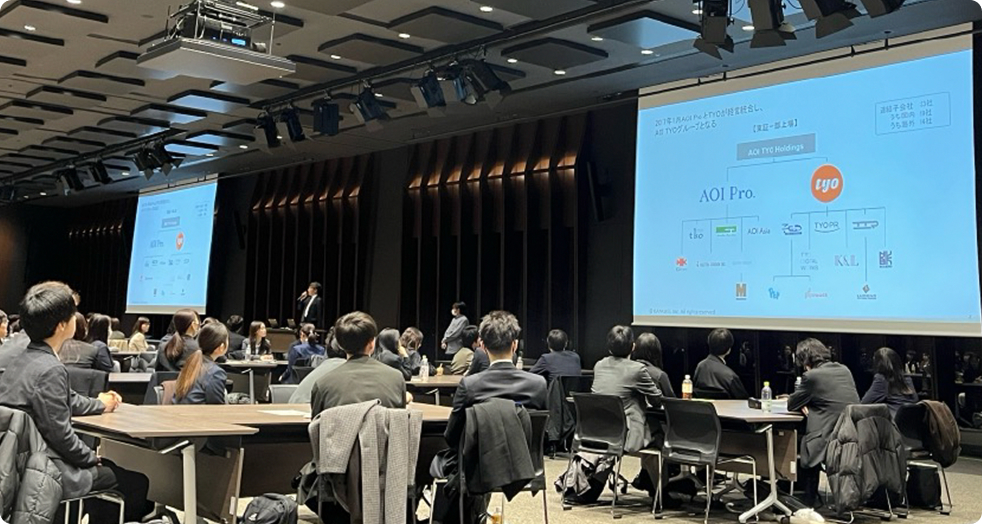 新人研修で学ぶ社員たちの様子