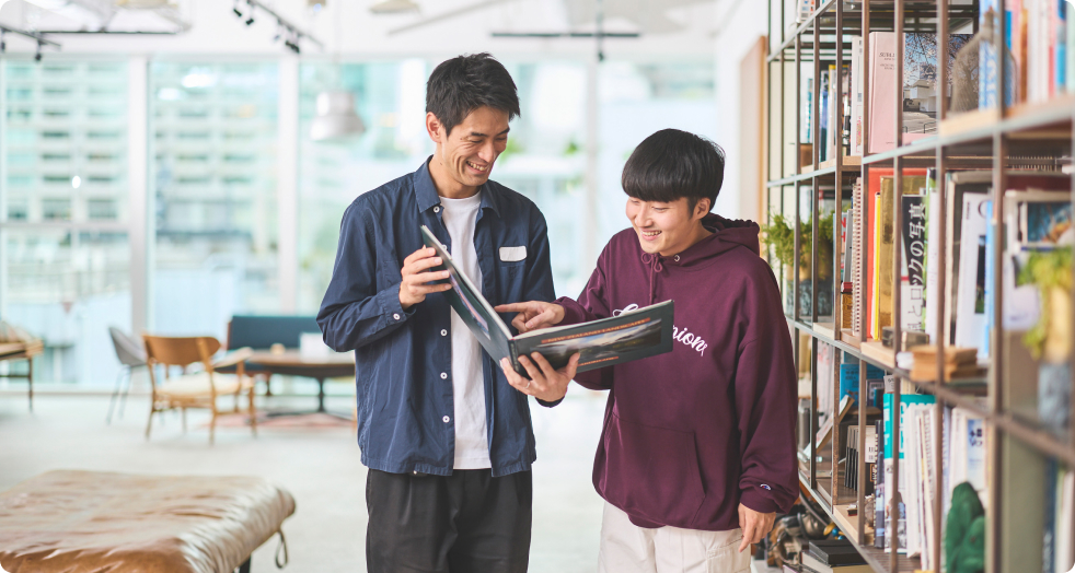 新入社員をサポートする社員の様子